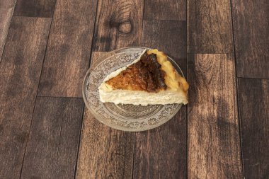 Şeffaf cam tabakta harika bir kremalı cheesecake.