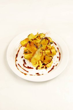 Tempura tipik Japon çabuk kızartımına atıfta bulunur, özellikle deniz ürünleri ve sebzeler, ki bu 16. yüzyılda Portekizce 'nin sonucudur.