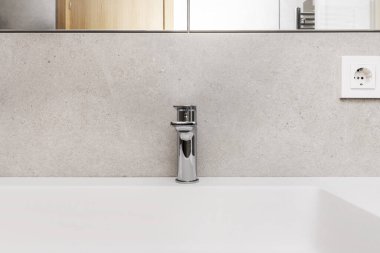 Aynalı kapılı banyo, tek parça beyaz reçine lavabosu. 