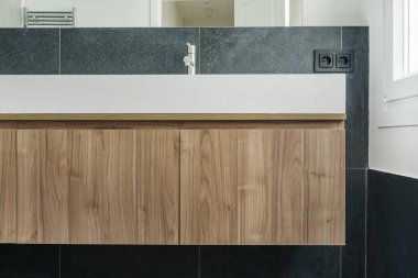 Canels, Fransa 'nın Bordeaux şehrinin tipik küçük bisküvileridir. Kenarları olan karakteristik silindirik bir görünüşleri var.