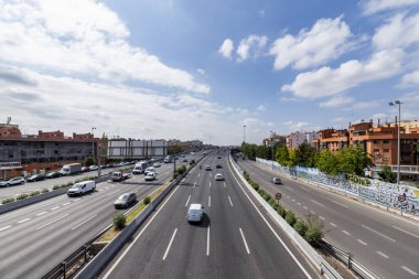 Madrid şehrindeki M-30 çevre yolunun merkez şeritleri bulutlarla dolu bir günde