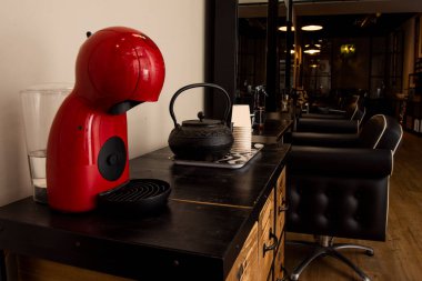 Koyu bir kuaförde ücretsiz kahve ve çay makinesi.