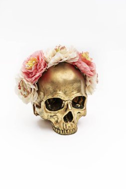 Çok tatlı bir altın kafatası ve çiçek bandı.