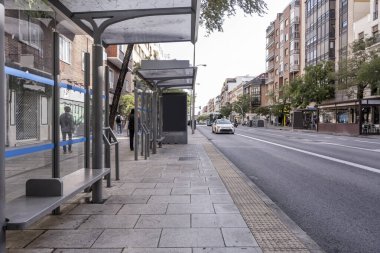 Madrid 'in merkezindeki Narvaez Caddesi' nde birkaç otobüs durağı var.