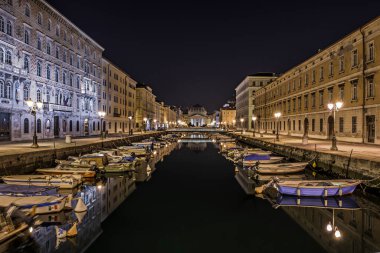 Trieste 'nin tarihi merkezine demirlemiş tekneli bir kanal.