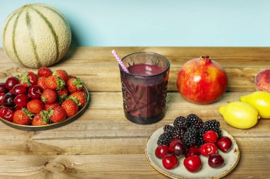 Kırmızı böğürtlen, arınma suyu ve diğer olgun meyvelerle dolu sakin bir hayat.