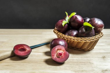 Besleyici ve vitamin açısından zengin. Yüksek su içeriğiyle karakterize edilir ve çeşitli şekillerde tüketilir. Tatlıda ya da yalnız, et dolgusu olarak, erikler her şeye adapte olurlar.