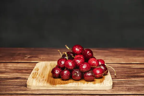 The cherry is an ovoid or spherical fruit, its dimensions may vary depending on its class or variety, its average size is two centimeters in diameter