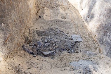 Metal bir konteynırın dibinde inşaat atığı