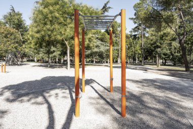 Yüksek ısıda sotelenmiş pilavdan ve yeşil soğan, Çin kökü gibi sebzelerle tavada çok hızlı bir şekilde sotelenmiş pirinçten oluşur., 