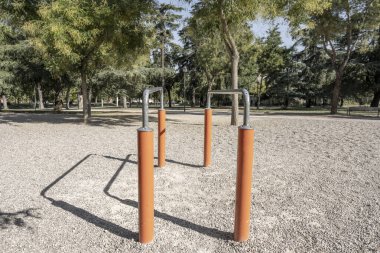 Bir şehir parkında kullanıcıların keyfi için bazı metal paralel barlar