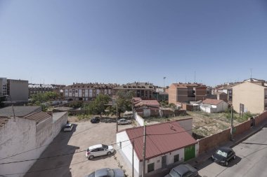 Bazı bakımsız arazili konut ve alçak evler manzarası
