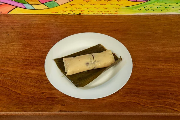 Peru tamale, Peru 'ya özgü bir tamaledir ve Kolombiya öncesi varoluşu ile bilinir. Tamale kelimesi Meksikalılar tarafından konuşulan Nahuatl diline özgüdür.