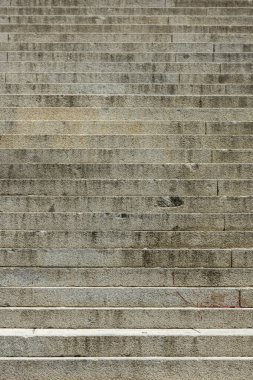 Merdivenler, yapılardan ve binalardan çıkış yollarının zorunlu bir bileşeni olabilir.