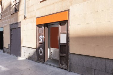 Sokak seviyesindeki eski bir binada küçük bir ticari bina. Kahverengi ahşap ön cepheli.