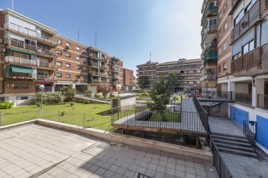 Erişim rampaları ve metal çitli merdivenleri olan kentleşmenin iç ortak alanları