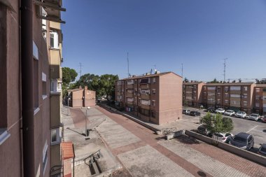 Parklar için alanı olan kentsel konut binalarında tuğla ve taşlarla inşa edilmiş Paved yürüyüş alanı