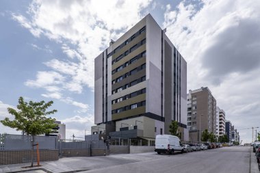 Ana caddeye garaj çıkışları olan modern konut binaları