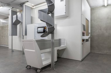 Bir eczanenin zemin katında büyük bir ilaç saklama ve dağıtım makinesi.