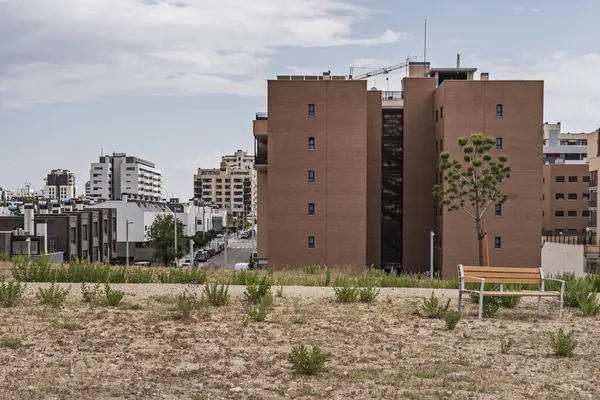Madrid 'in kenar mahallelerinde tek aile evleri ve açık tuğla binaları olan yerleşim yerlerinin cepheleri.