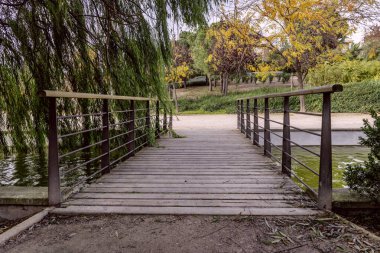 Tahtalardan ve demir parmaklıklardan yapılmış küçük bir köprü.