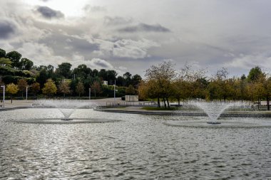 Şehir parkındaki küçük bir yapay gölde iki çeşme. 