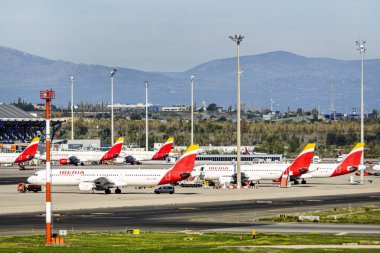 Madrid Barajas Havaalanı pistinde uçaklar 