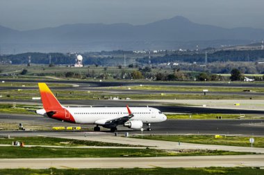 Pistten geçen uçaklar kalkış alanına yaklaşıyor.