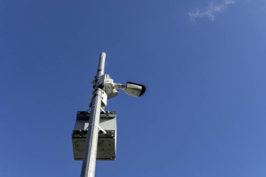 Elektrik enerjisi biriktirici kameralı bir direk.