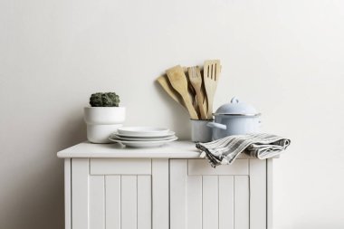 Tabaklı küçük beyaz dolap.