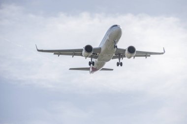 Bir Airbus a321 'in gövdesine bakıyorum.