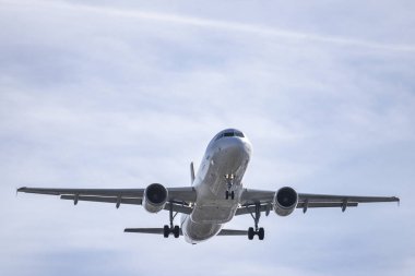 Karaya çıkan modern bir kargo uçağı.