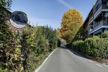 Bir yerleşim bölgesiyle çevrili dar bir yol. 