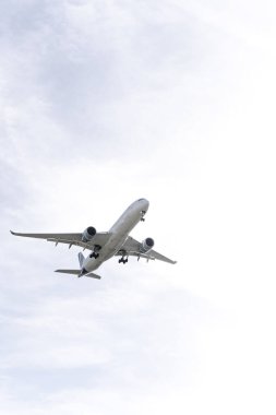 Madrid, Barajas havaalanı pistine yaklaşan bulutlu bir günde bir yolcu uçağının uçak gövdesinin görüntüsü.