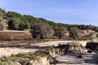Motosikletli bir bisikletçi.
