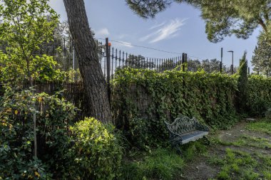 Güvenlik çitleri olan bir konutun bahçesi