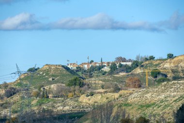 Küçük bir dağın tepesindeki kasabanın manzarası. 