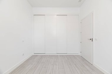 Çatı katı tipi bir evde boş bir oda. İçinde gardırop var.