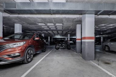 Birkaç boş alanı olan bir apartmanın yeraltı garajı.