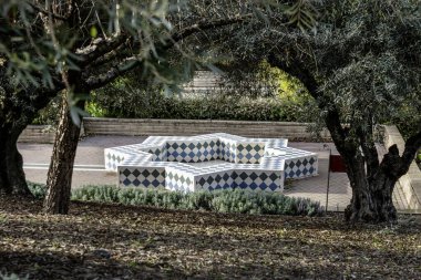 Müslüman tarzı yıldız şeklinde havuzu olan bir şehir parkı.