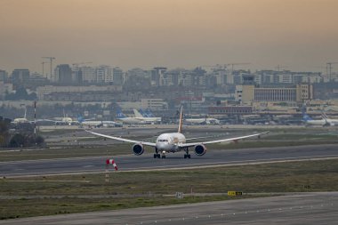 Bir yolcu uçağı pistte hızla ilerliyor. 