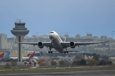 Türbinleri yükselmeye zorlayan bir kargo uçağı kalkışı.