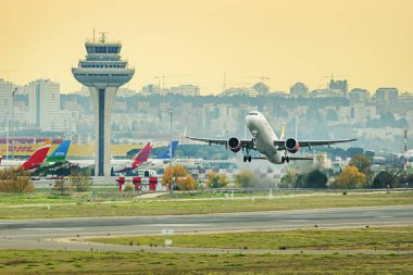 Kalkışta tüm motorları kullanan bir yolcu uçağı.