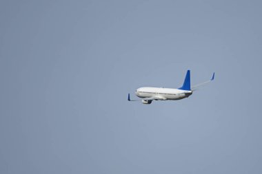 Kalkıştan birkaç dakika sonra gideceği yere gitmek üzere havalanan bir jet kargo uçağı.