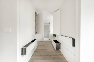 Bir yatak odasının koridor soyunma odası. Bir sürü çekmecesi ve kapısı olan özel bir banyosu var.