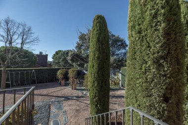 Tek bir ailenin metal merdivenleri siyah döşeme yolu olan bir arsaya çıkıyor.