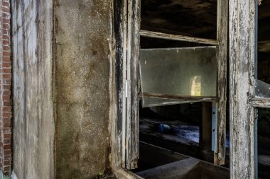Terk edilmiş eski bir binanın eski, çürük penceresi.