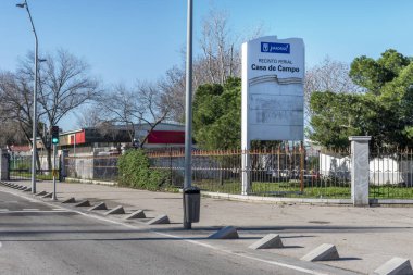 Madrid 'deki Casa de Campo' ya metal parmaklıklı giriş sokağı.