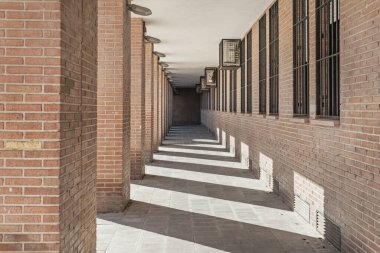 Boş binaları ve bariz bir kaybolma noktası olan yürüme alanları olan bir binanın zemin katında.