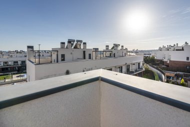 Bir yerleşim yerinin tavan arasında büyük boş bir teras ve birbirinin tıpatıp aynısı birçok ev.